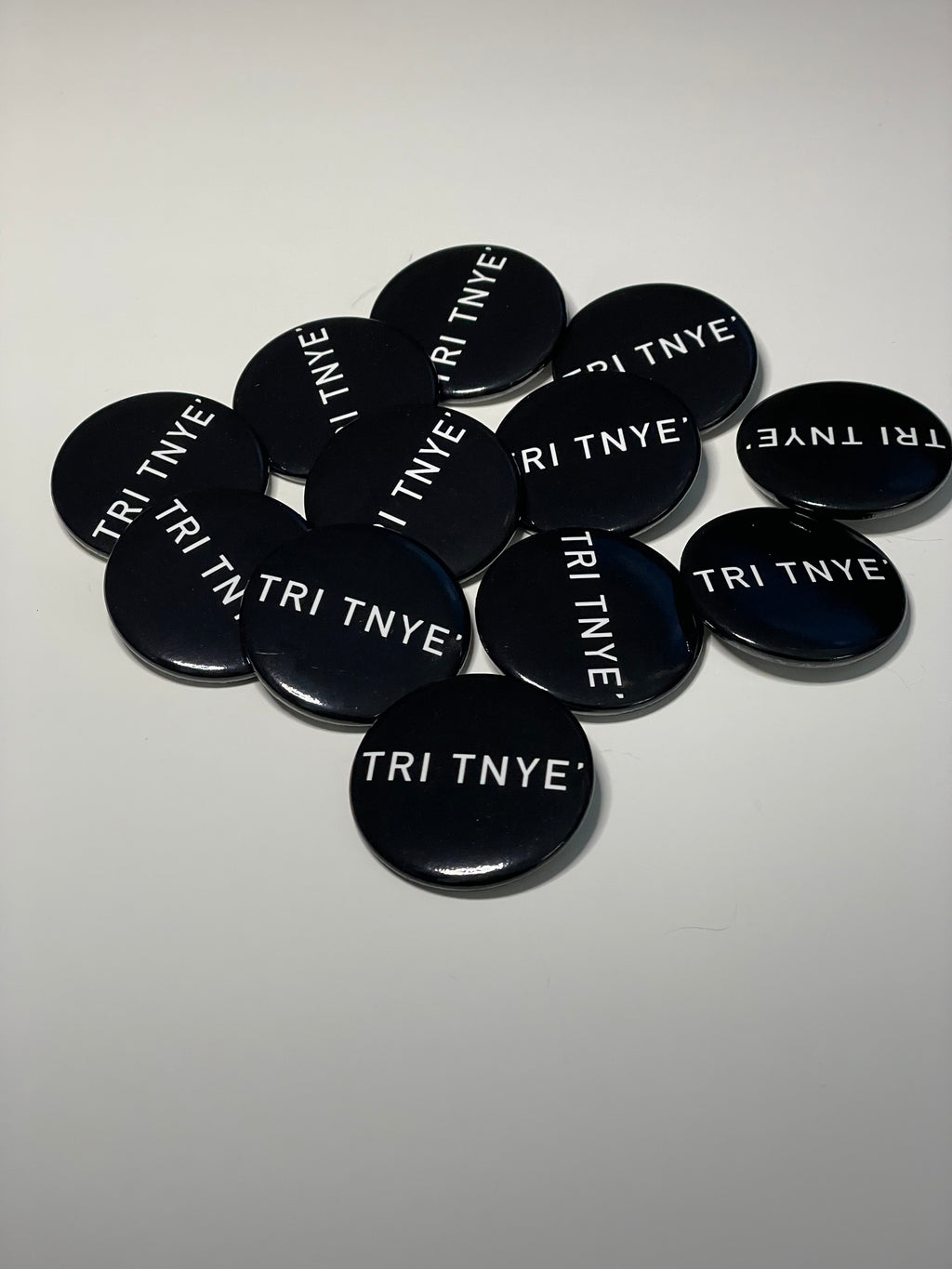 TRI TNYE' logo buttons