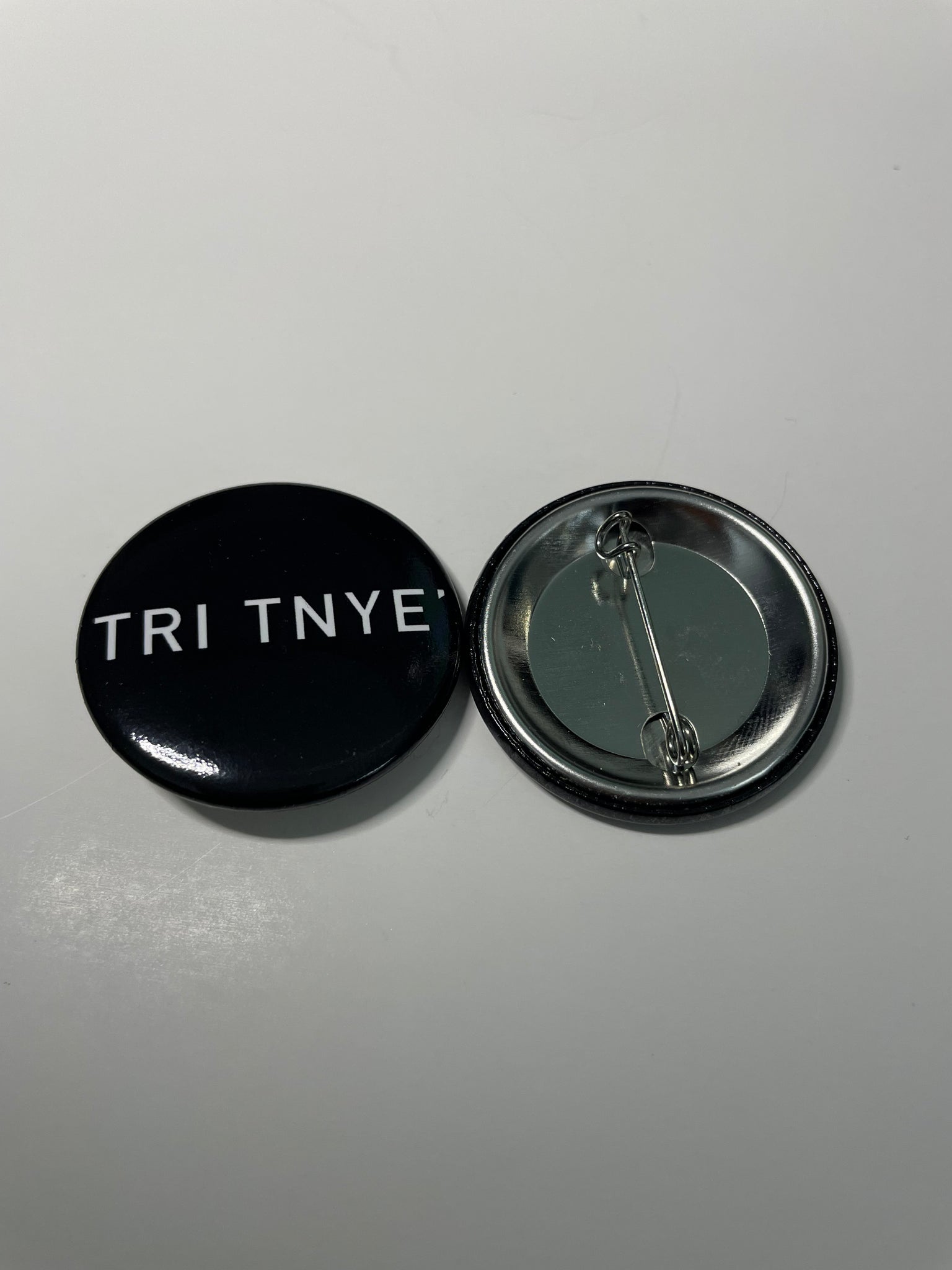 TRI TNYE' logo buttons